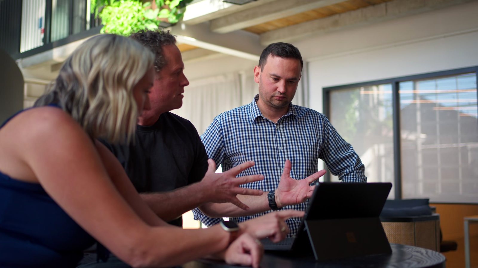 Mell and Matt talking a client through his laptop